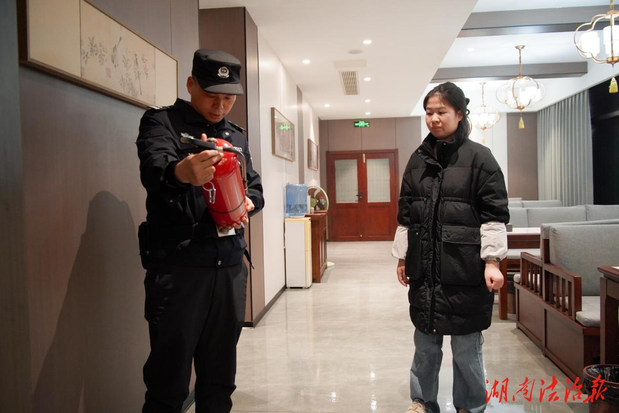 龍山縣公安局里耶派出所開展安全大檢查守護(hù)群眾平安過年