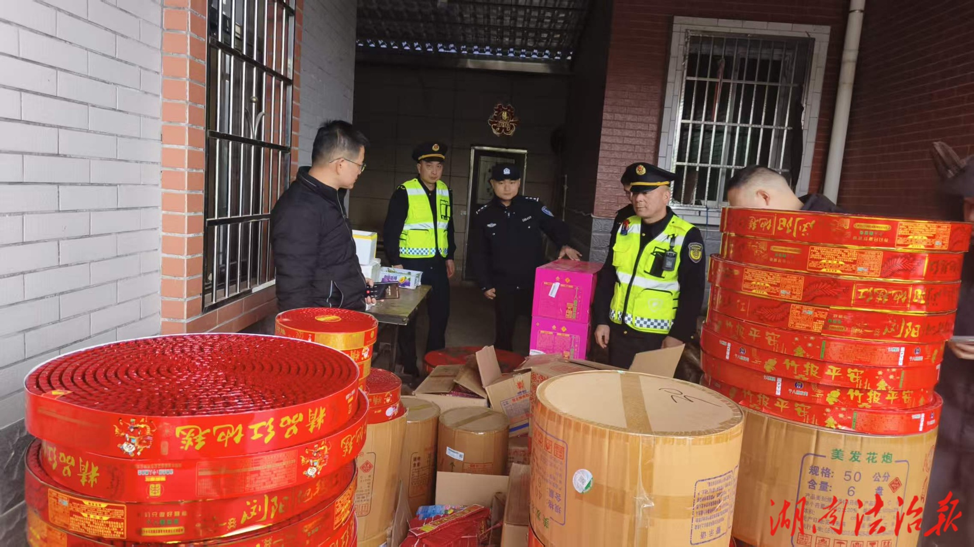福临镇迅速查处一处非法存储烟花爆竹窝点  保持高压态势持续推进“打非治违”专项行动