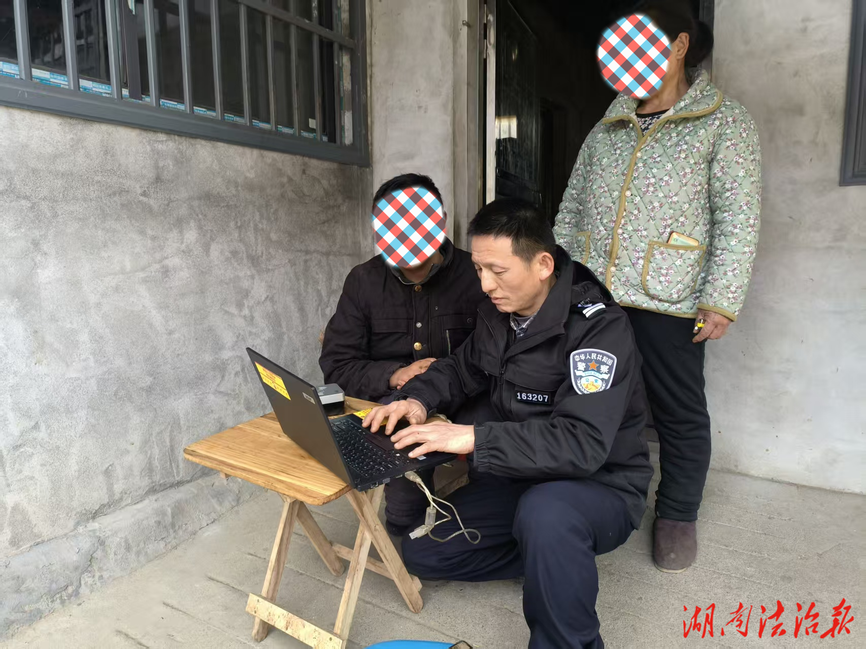 龍山公安：“窗口”搬到群眾家！民警為殘疾人上門辦證