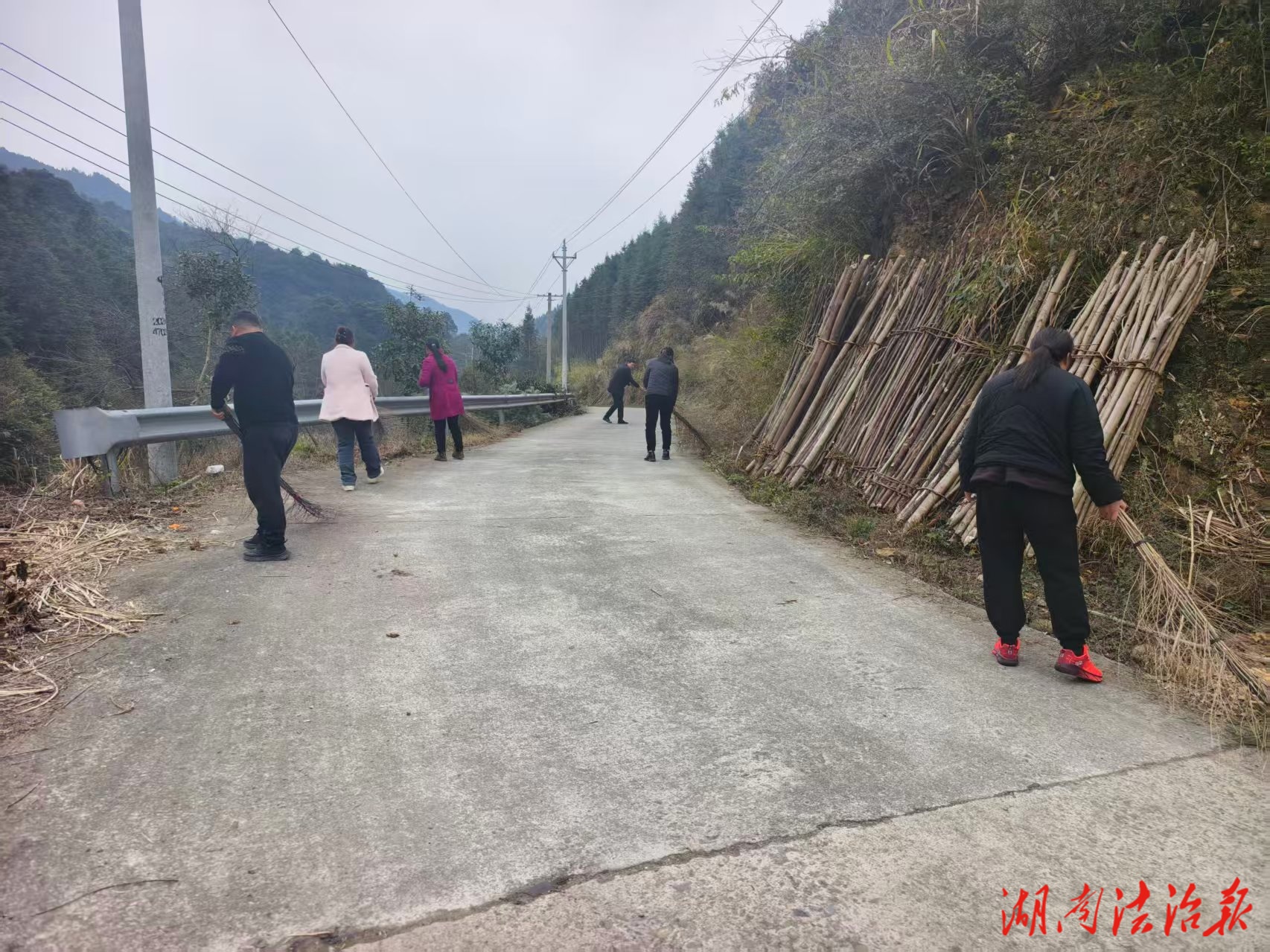 干群齊清掃  整潔迎新春