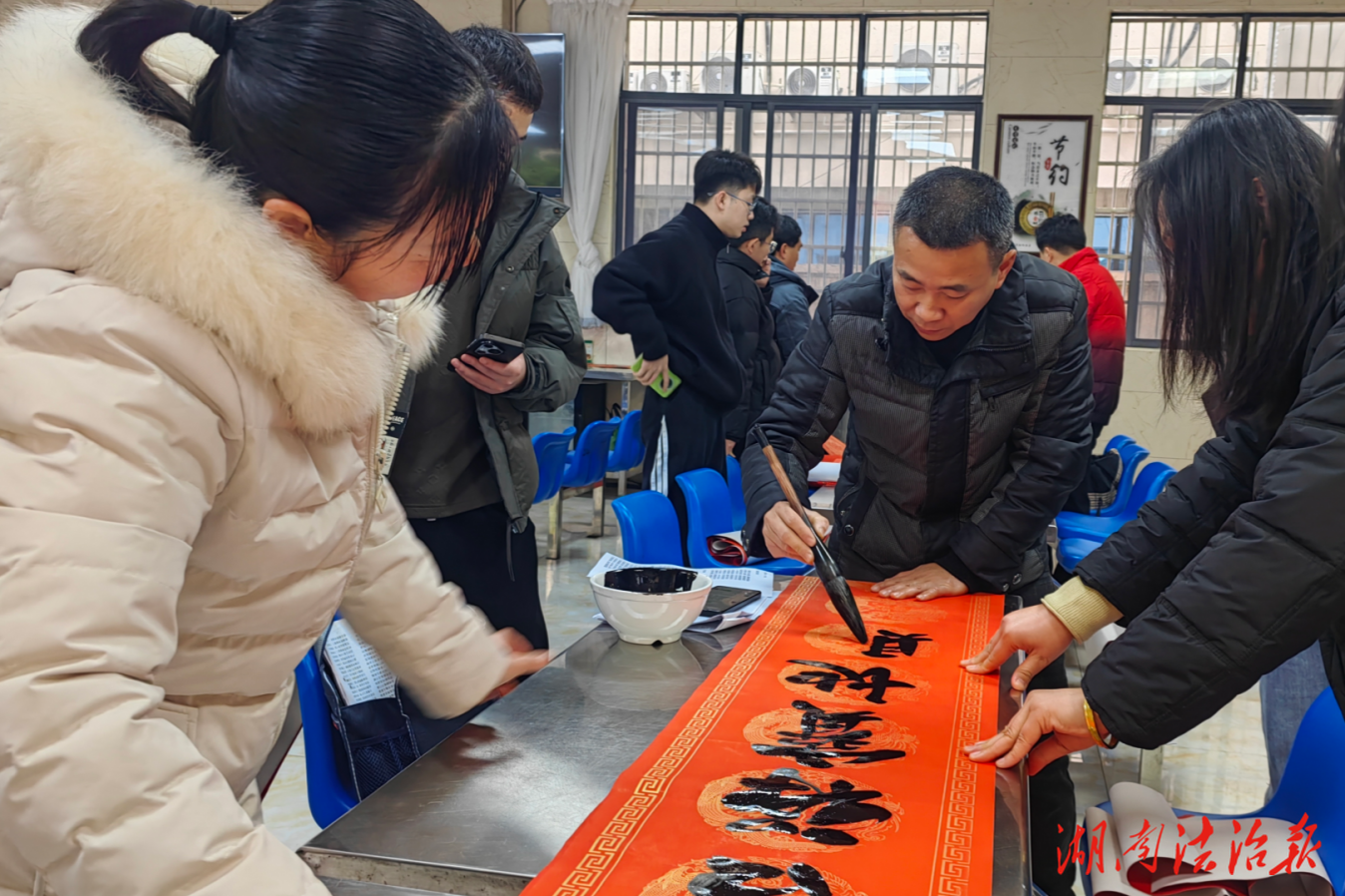 春潮涌動(dòng)啟新程 墨香氤氳潤(rùn)法心——寧遠(yuǎn)法院開(kāi)展“寫(xiě)春聯(lián) 送祝?！敝黝}黨日活動(dòng)