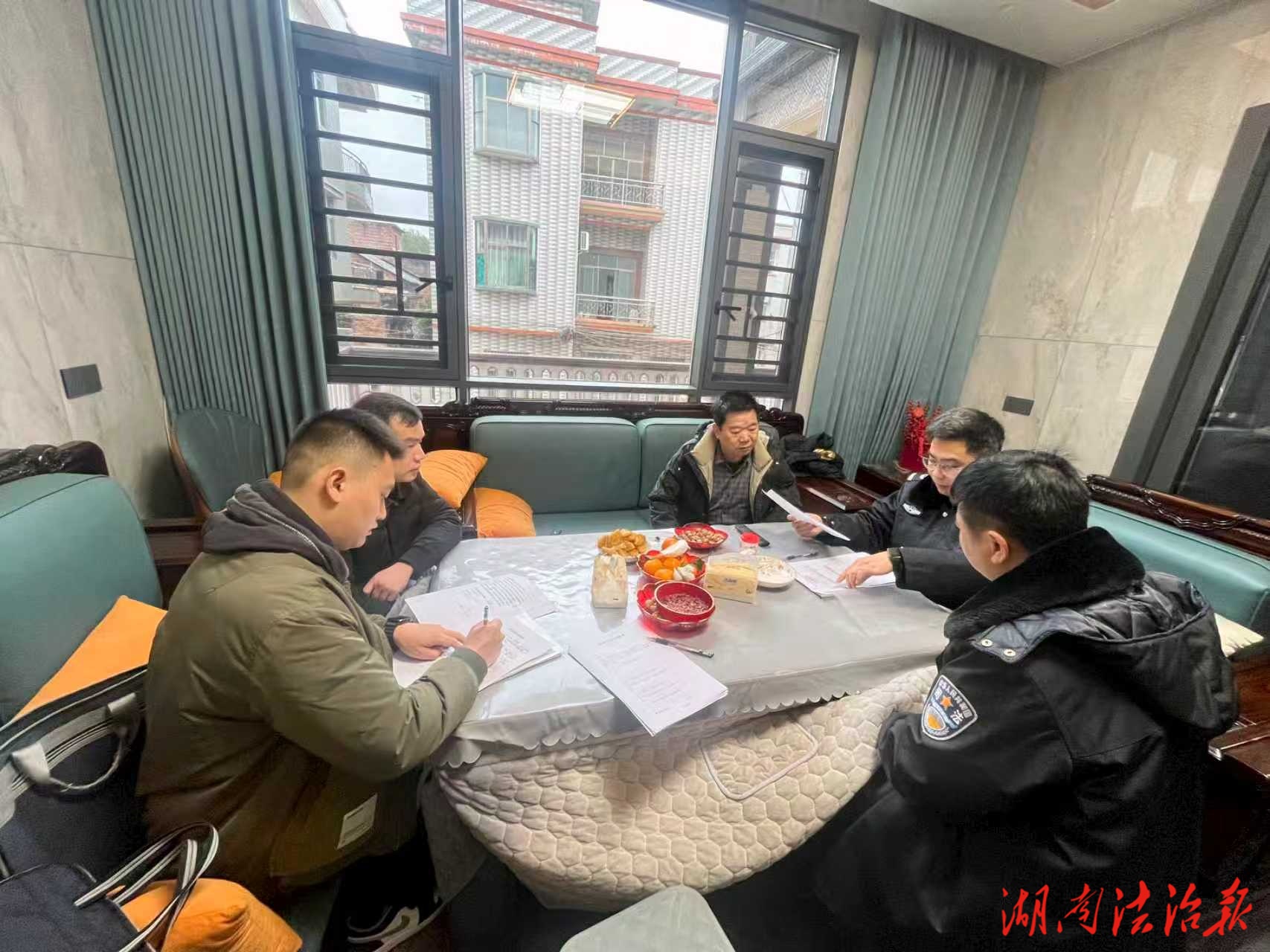 霧天上門(mén)暖民心 依法入矯顯溫情——新田縣社區(qū)矯正管理局上門(mén)為腦溢血偏癱矯正對(duì)象辦理入矯手續(xù)