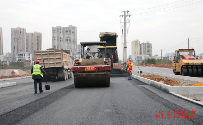 疊翠街（石馬路—新田大道段）瀝青攤鋪穩(wěn)步推進(jìn) 即將開放通行