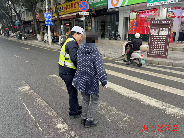 道縣：交警“搭把手”，群眾暖心間