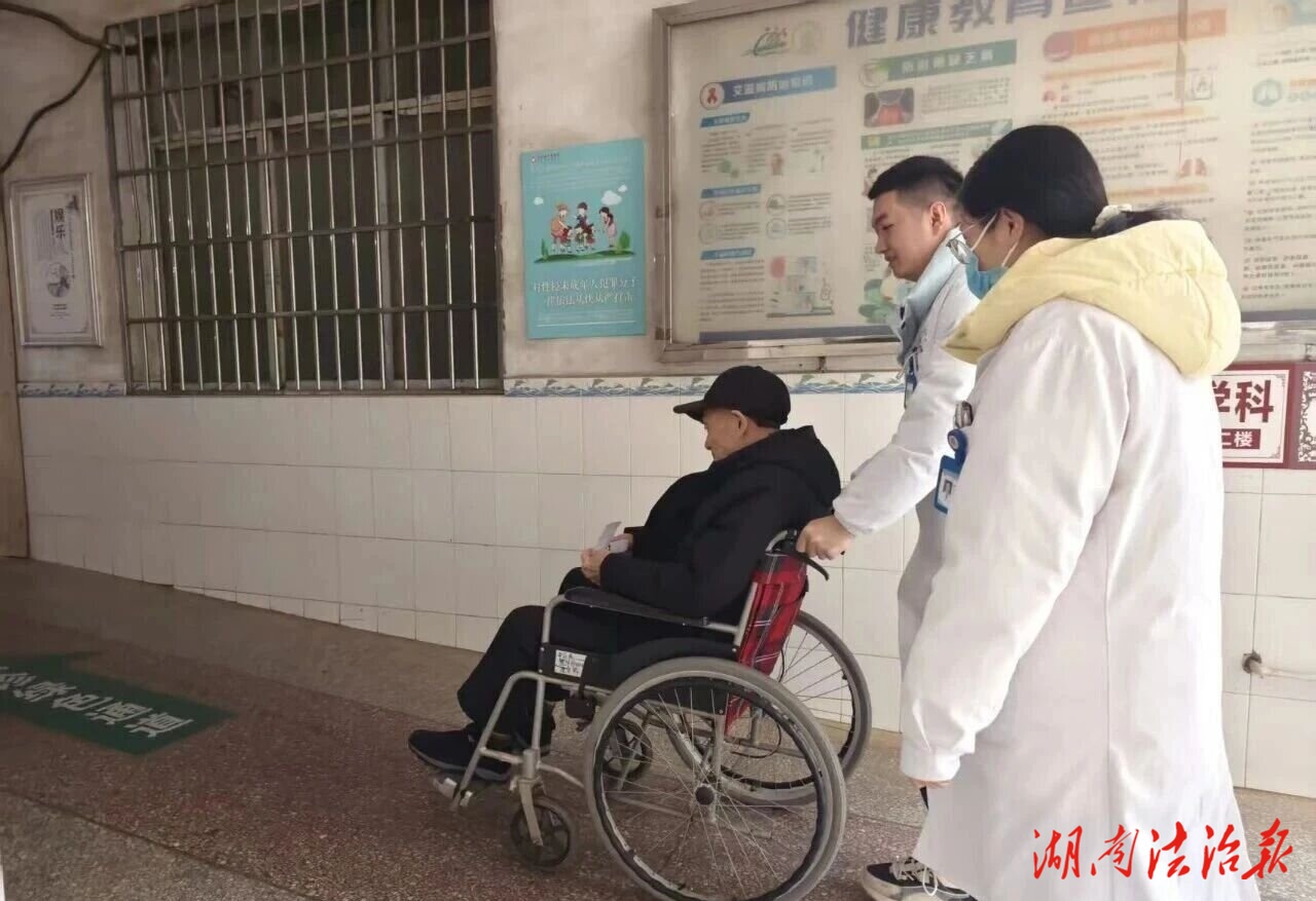 【医疗服务年】八旬老人突然走不了路？江永中医医院康复科出手，暖心又见效！