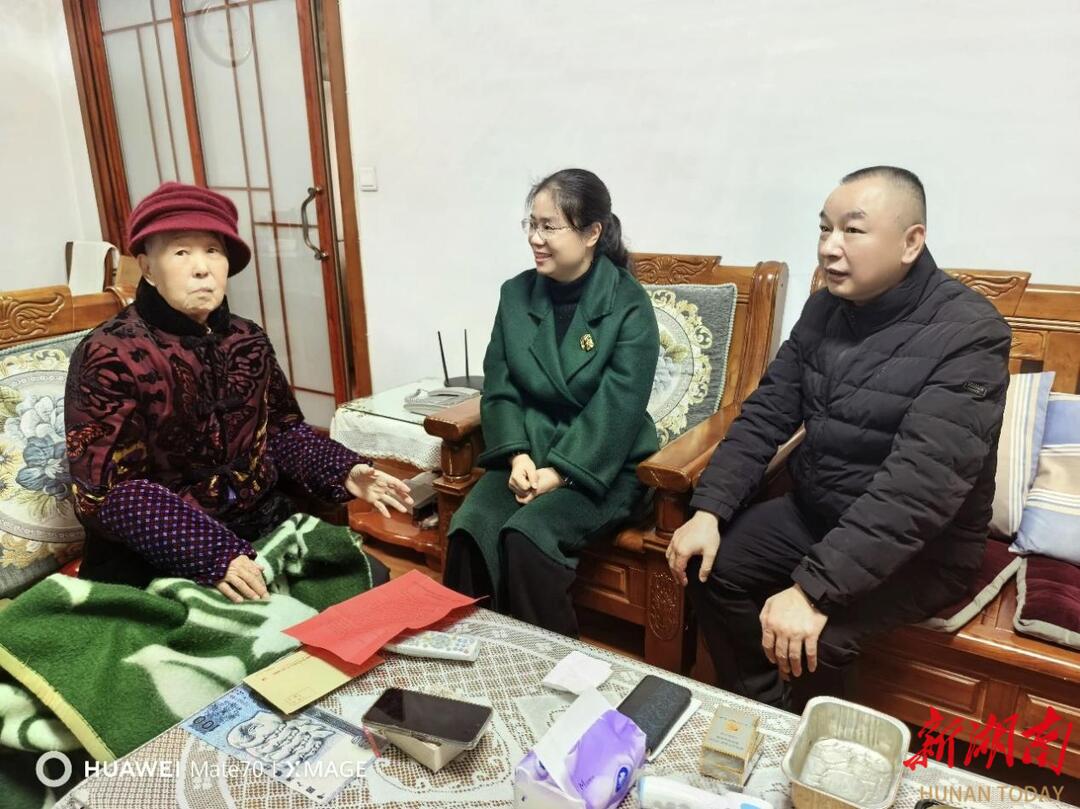 情系桑榆暖新春 法韵传承启新篇——株洲石峰区法院春节前走访慰问退休老干部