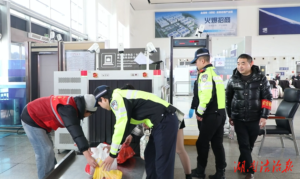 春運(yùn)守護(hù)不停歇 交警護(hù)航平安路