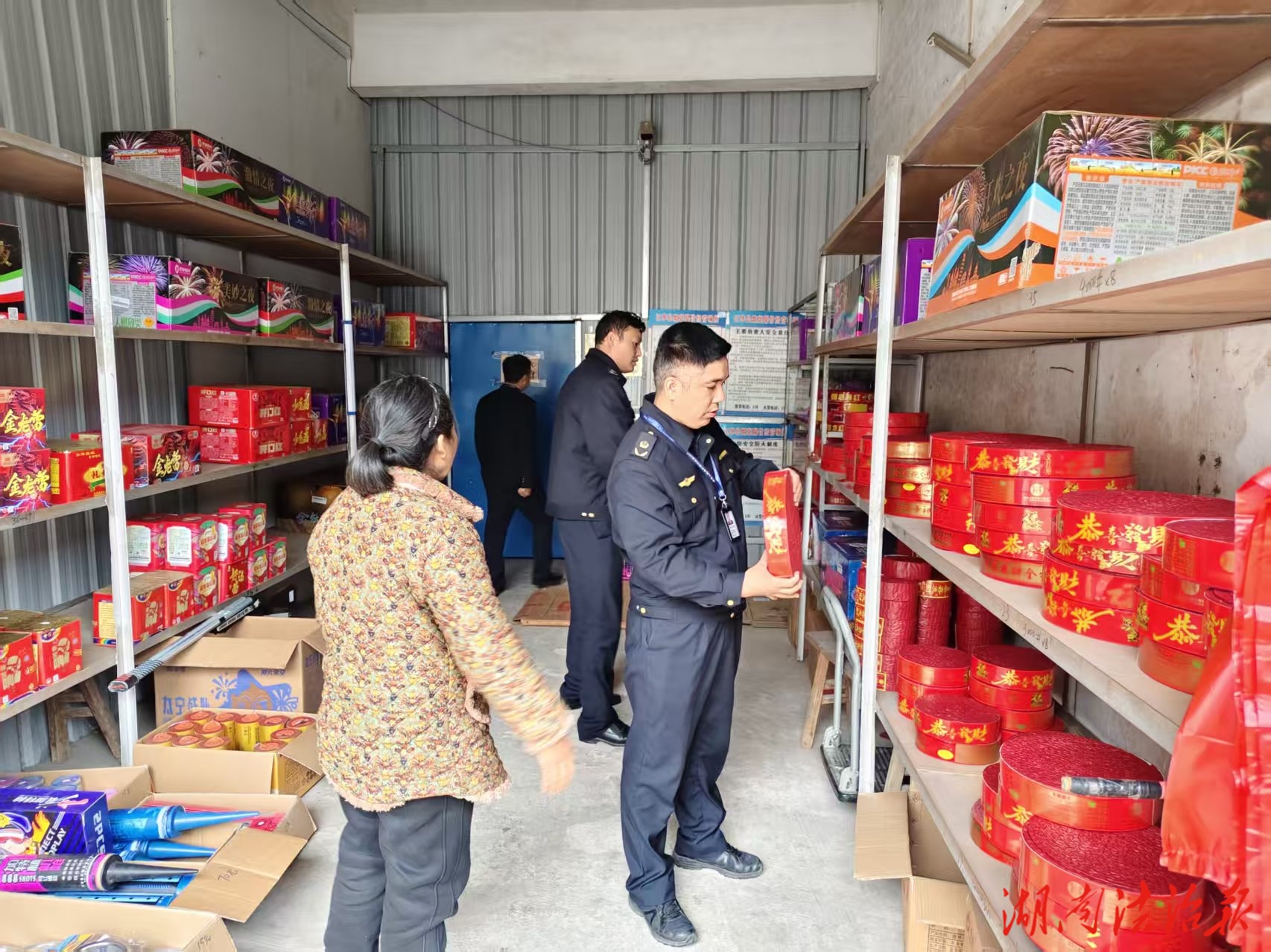 【视觉盛宴】江华瑶族自治县市场监督管理局春节烟花爆竹监管“检查+宣导”双发力，守护平安新春