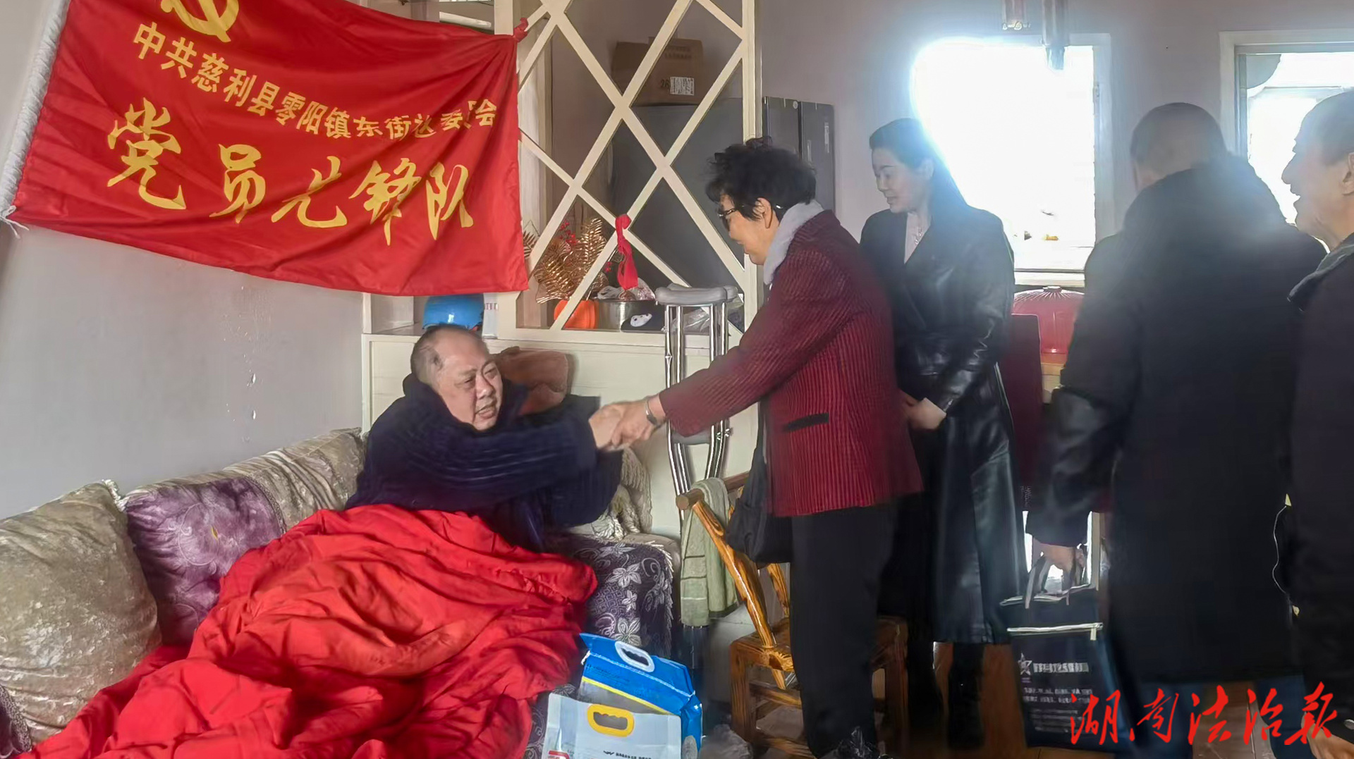 小区党支部牵头献爱心 邻里守望暖人心——申鸿华都小区开展新春慰问困难业主活动