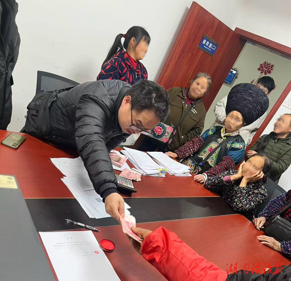 岁末守护·法暖万家丨凤凰法院：3天速执速结为53位农民工追回60万元欠薪