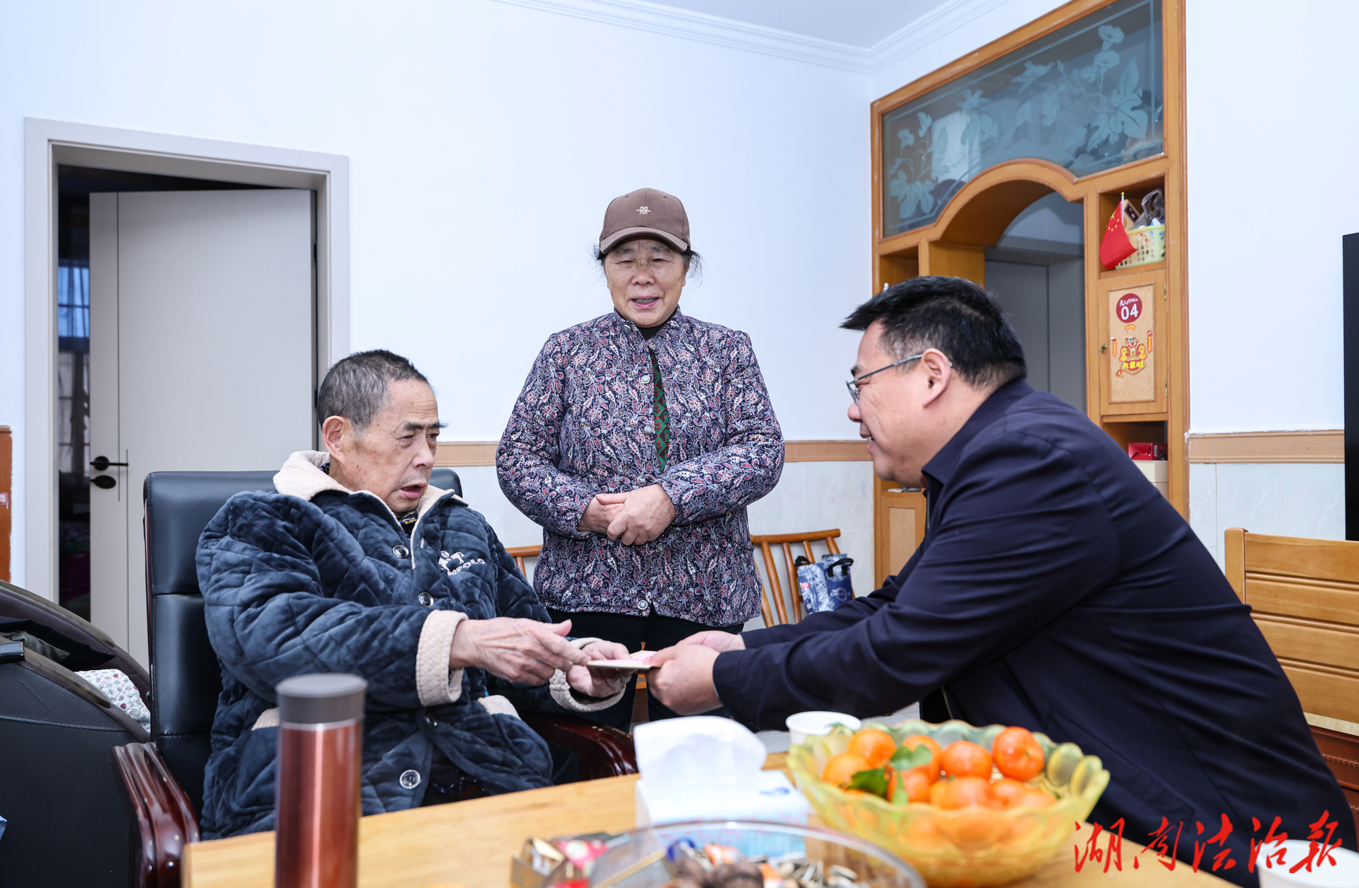 走访慰问暖人心 致敬英雄显担当——永定区委政法委慰问见义勇为先进个人