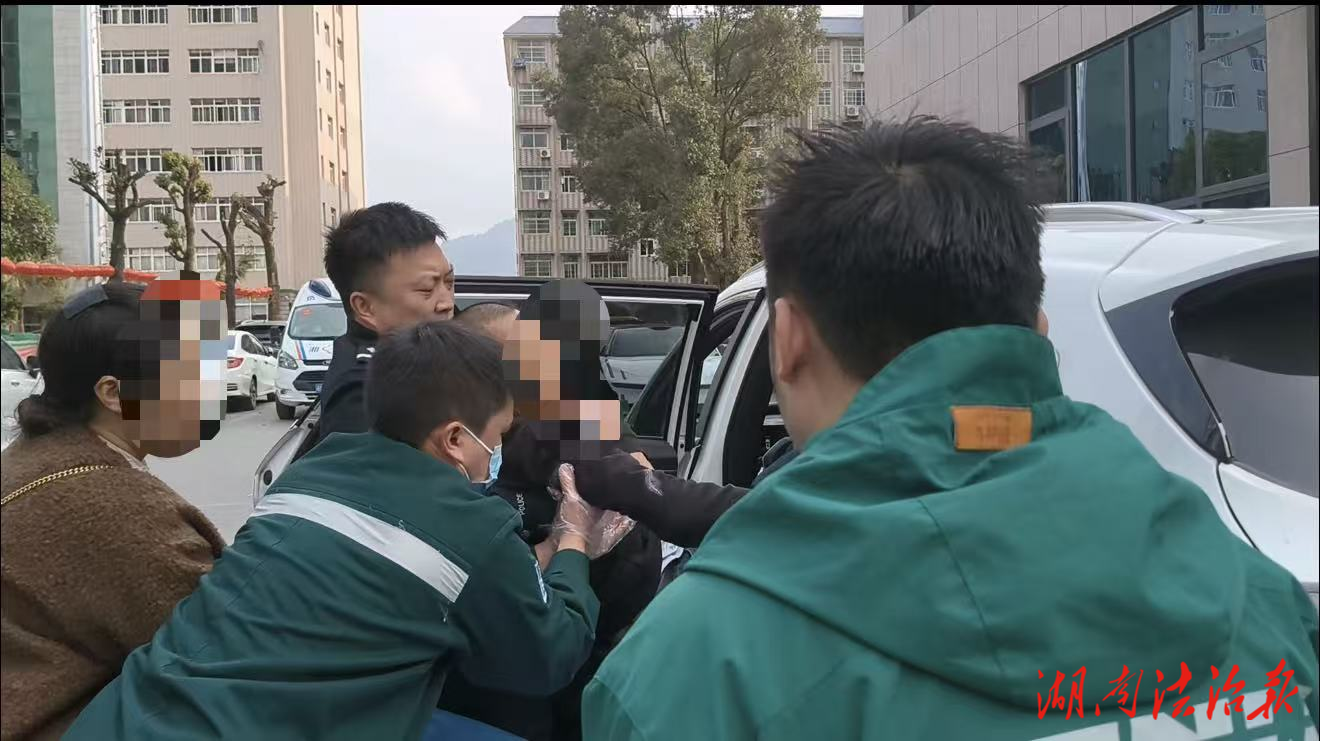 花垣交警：春节前夕紧急救援 交警一路护航争分夺秒