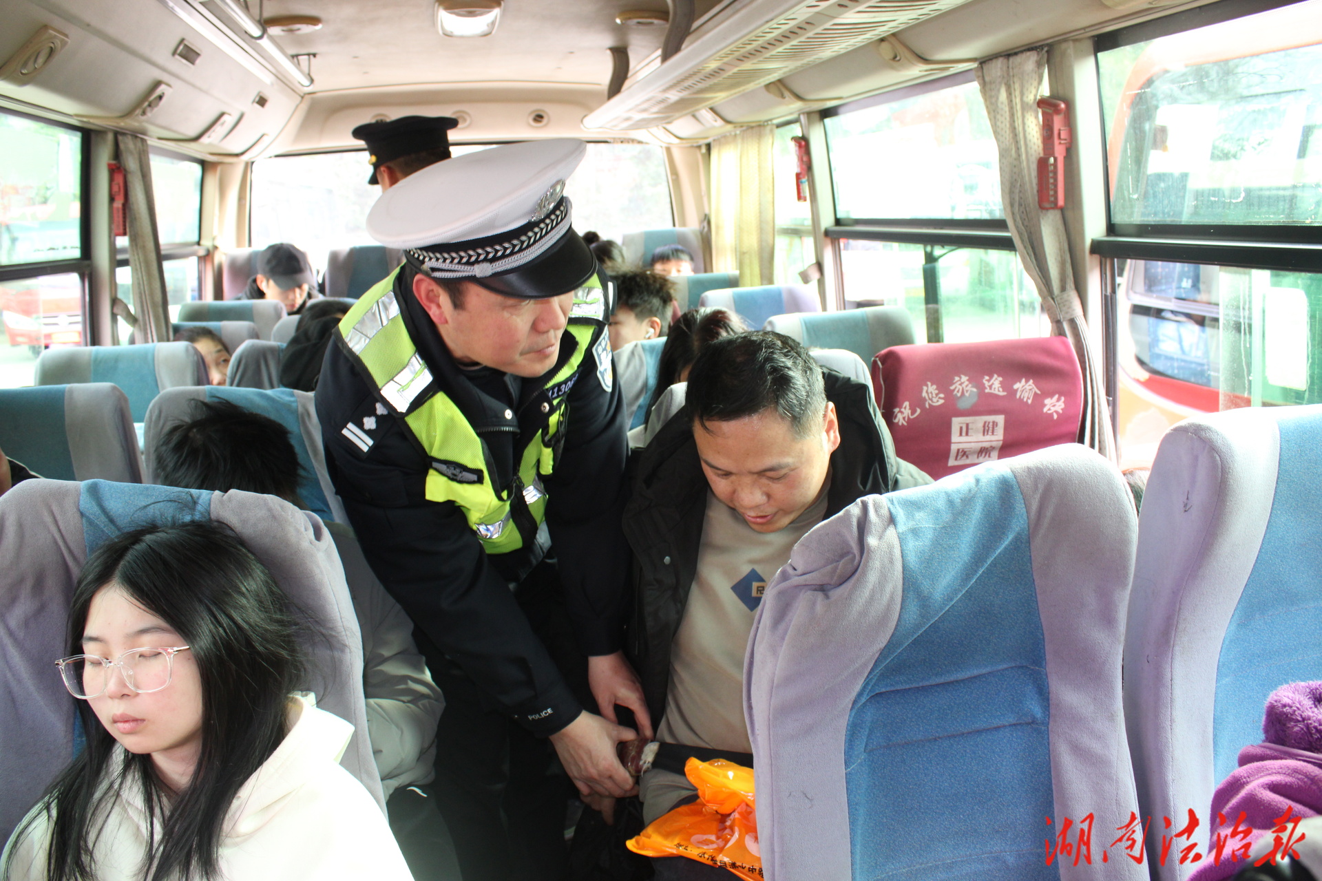 春節(jié)護(hù)行守初心 安全檢查筑防線——道縣交警深入公交公司開展春運(yùn)安全專項(xiàng)檢查