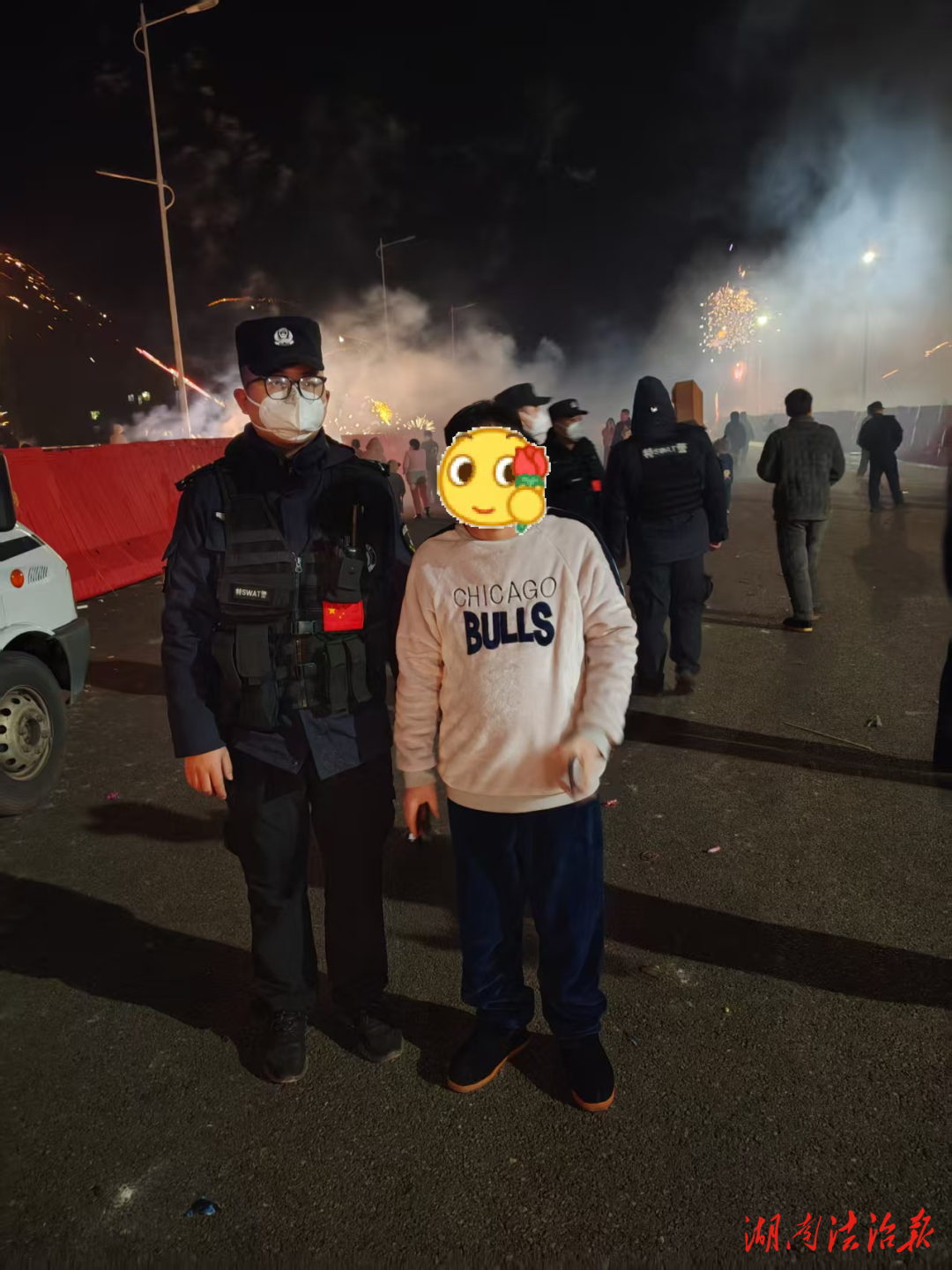 除夕夜煙花下急尋手機 邵東公安暖心守護平安