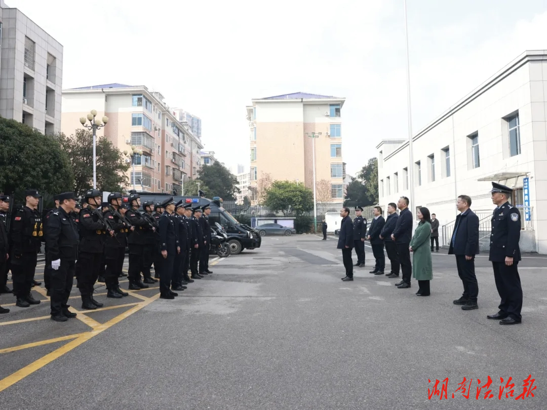縣委副書(shū)記、縣長(zhǎng)周玉祥到邵陽(yáng)縣公安局開(kāi)展春節(jié)走訪慰問(wèn)