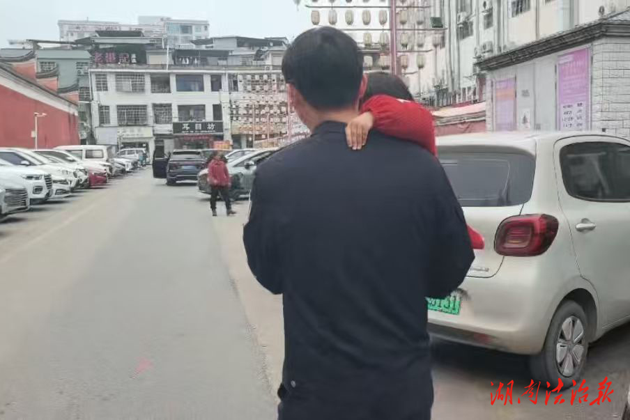 三歲萌娃報(bào)警：爺爺剪頭發(fā)，家很遠(yuǎn)...