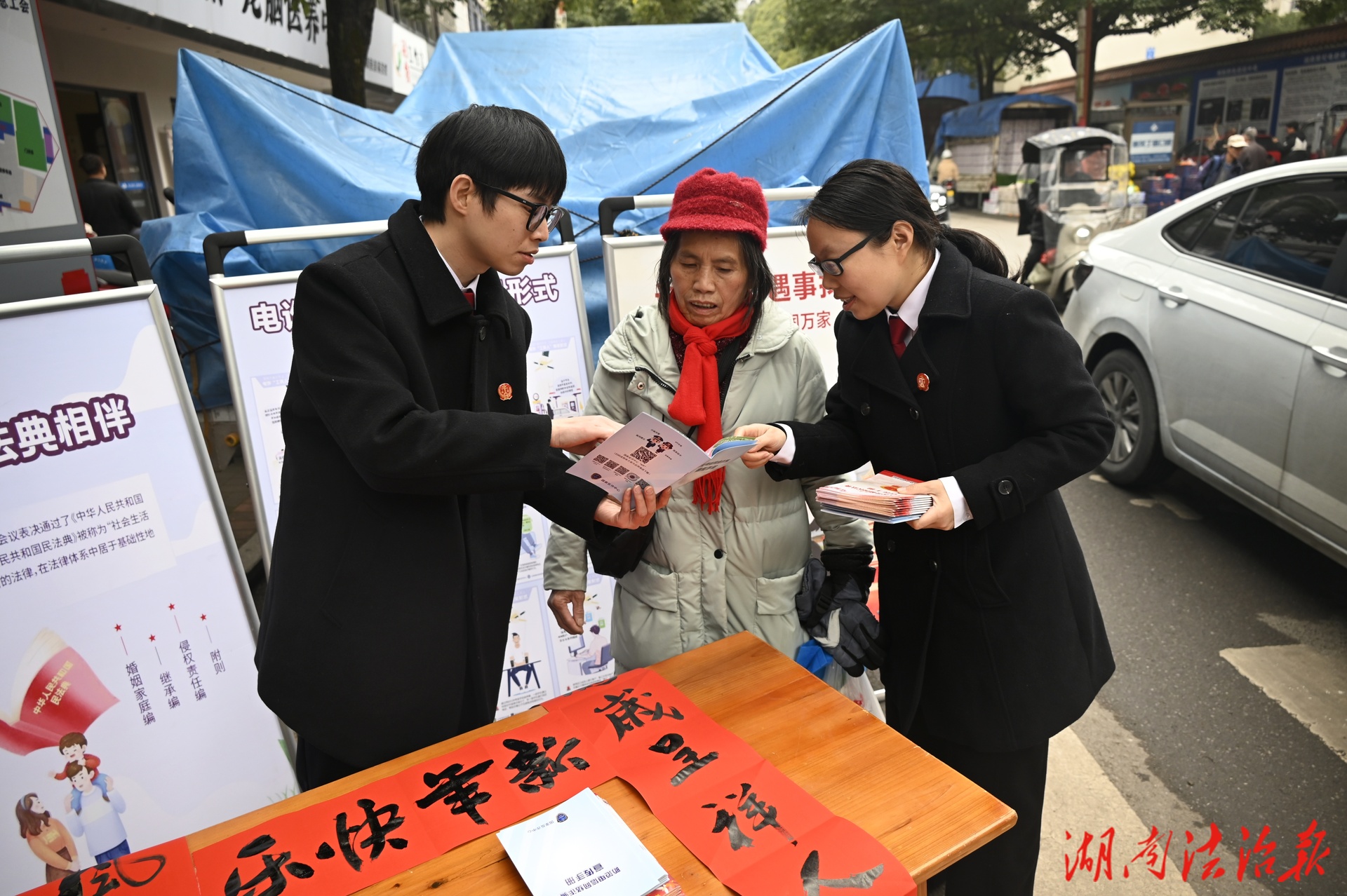 法治護航返鄉(xiāng)路 平安相伴團圓年——新晃法院新春普法走進高鐵站、農(nóng)貿(mào)市場