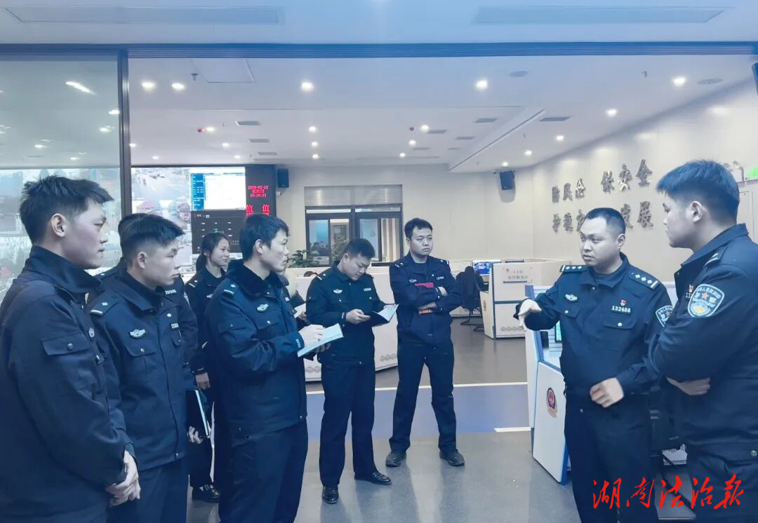 砥礪青春之志 勇?lián)嗄晔姑p峰縣公安局舉辦青年民警專題學(xué)習(xí)會(huì)