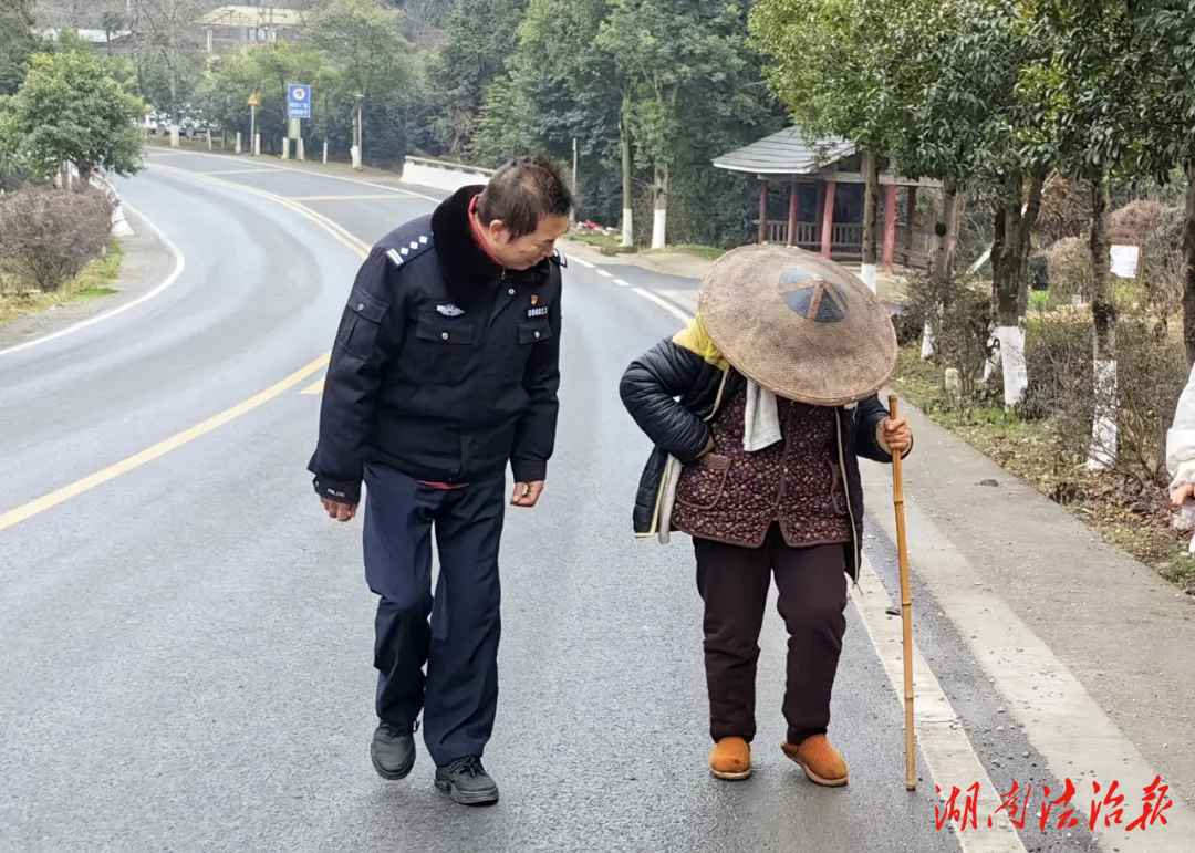 寒冬逆行，警燈照亮走失老人的歸家路