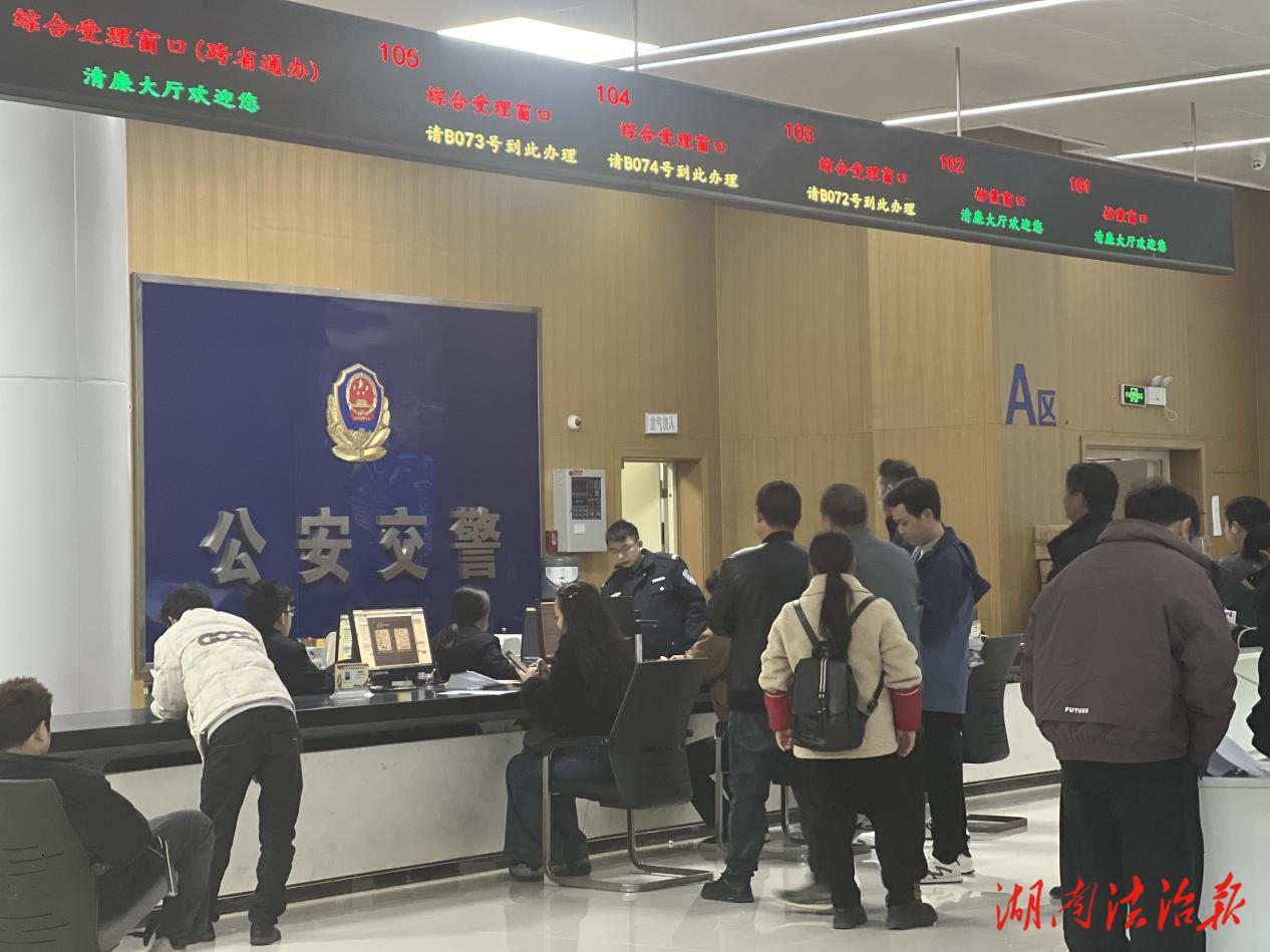 龍山交警：開工首日迎高峰，熱情服務(wù)暖人心