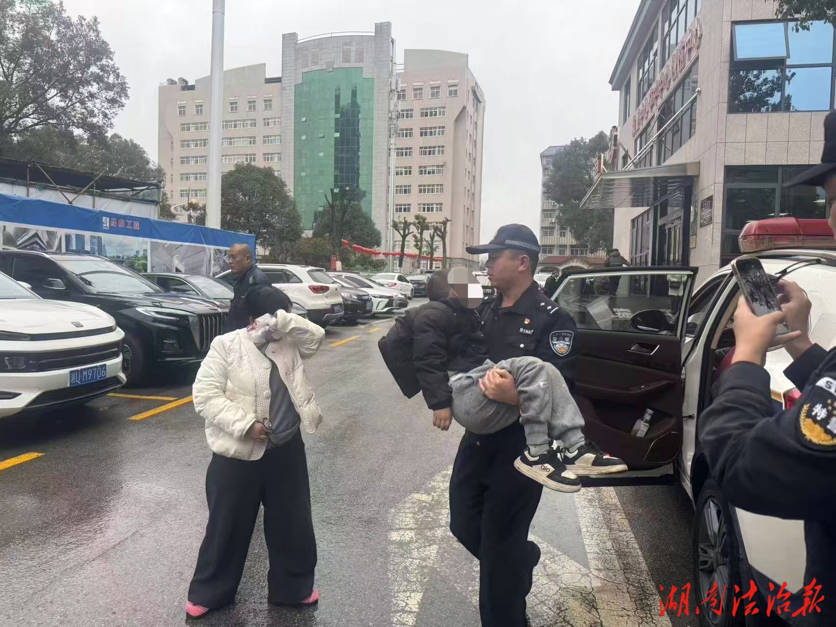 3 分鐘生命速遞！花垣公安巡特警緊急救助暈厥男孩，孩子已轉(zhuǎn)危為安