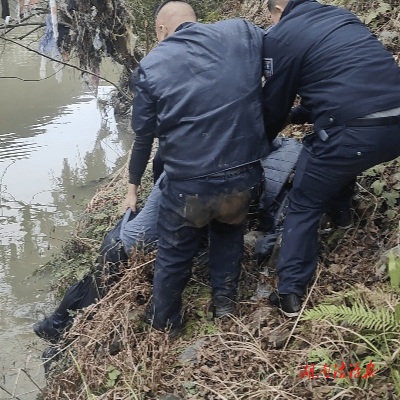 【桔城暖警】危急時刻！民輔警跳入冰河救起落水男子