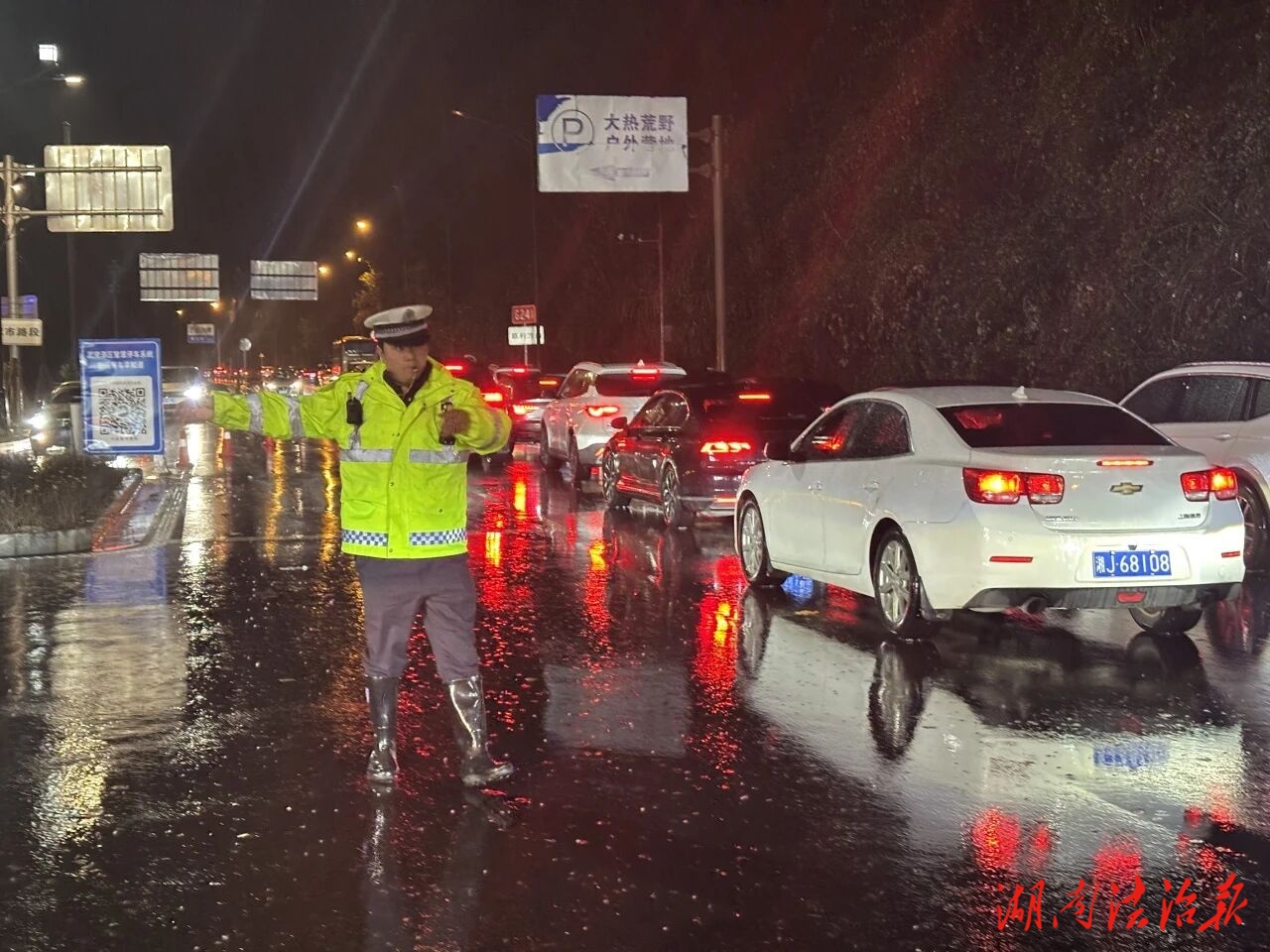 以熒光藍(lán)的徹夜守望 守護(hù)馬年春節(jié)的平安通途