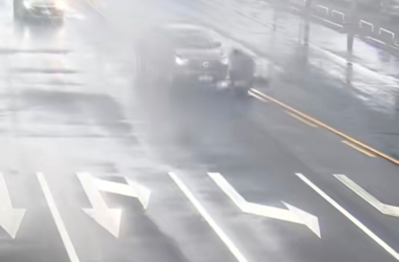 “任性”的代價(jià)！電摩逆行又變道 撞上正常行駛車輛