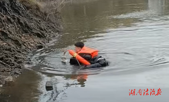 冷水無情，警心炙熱！邵陽(yáng)縣公安民警縱身一躍，勇救落水女生