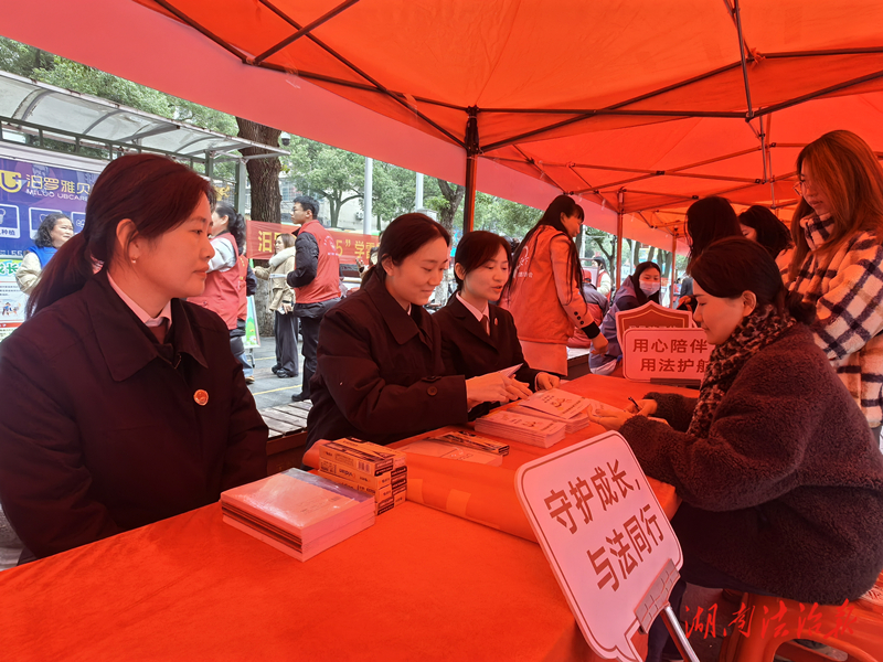 弘揚(yáng)雷鋒精神 筑牢法治防線  ——汨羅市檢察院開展“3·5”學(xué)雷鋒志愿服務(wù)公益活動(dòng)
