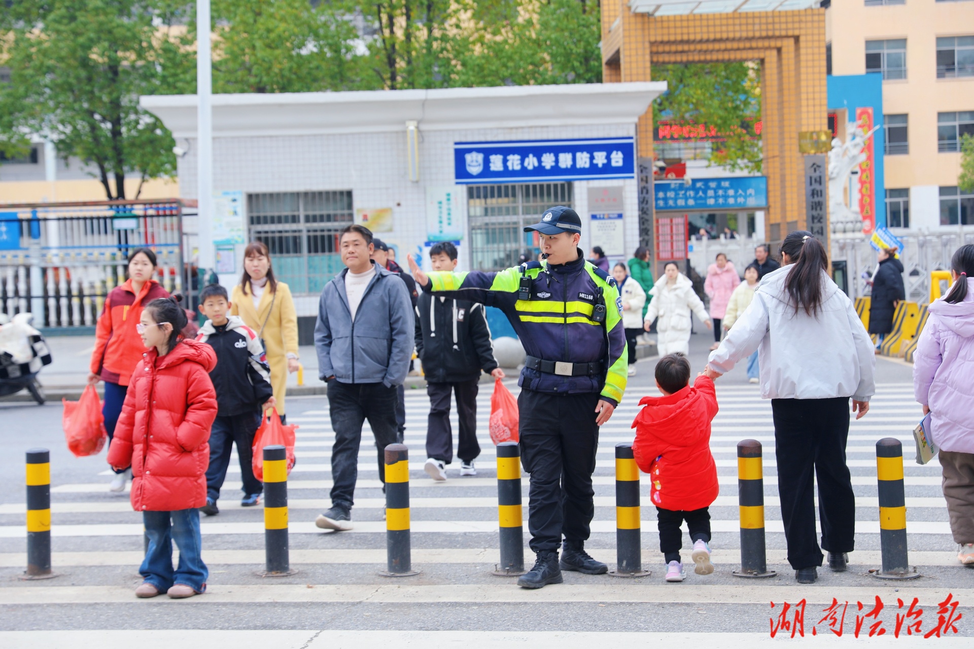 开学首日“警”相伴 平安同行启新程