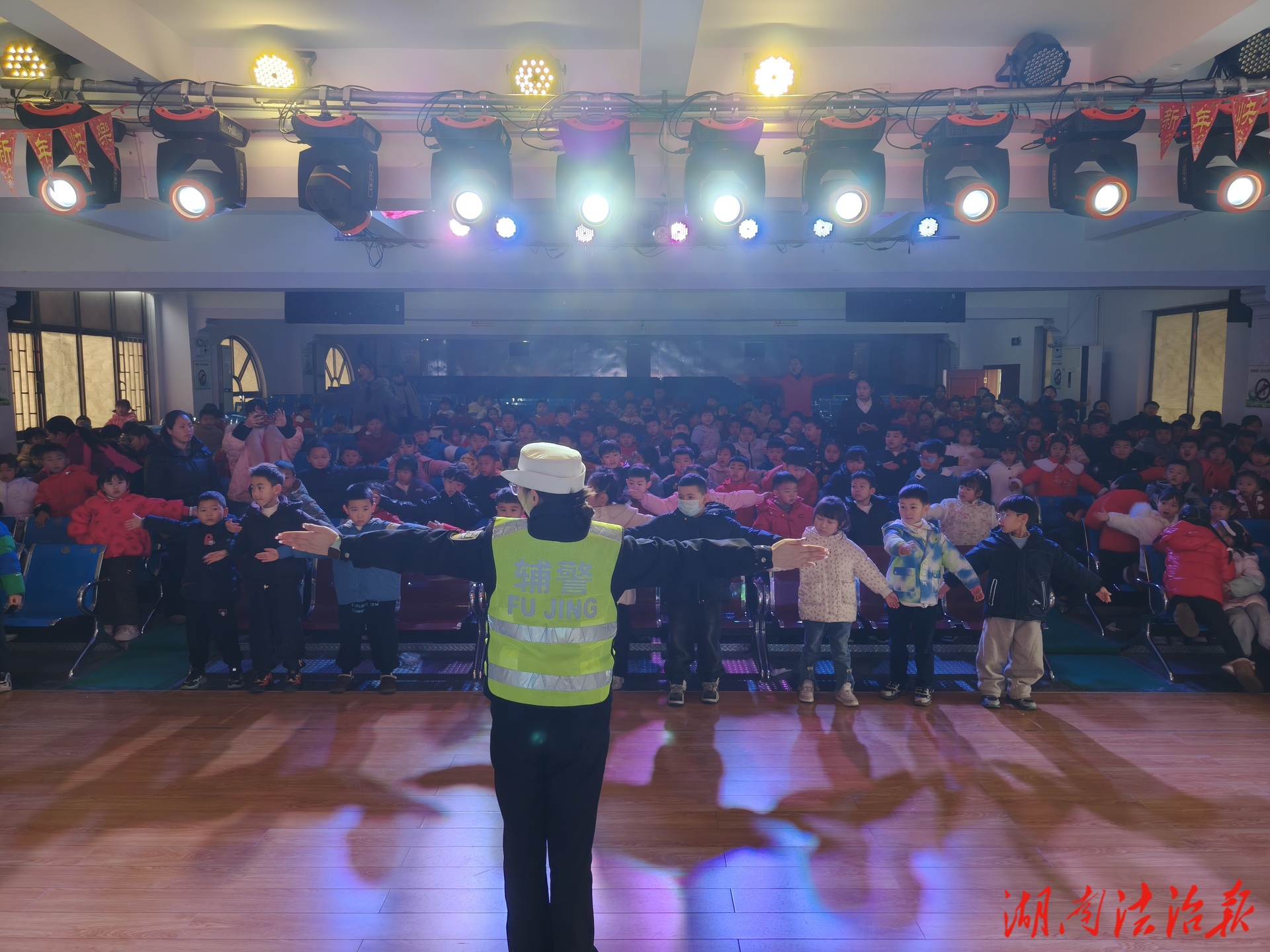 別樣“開學(xué)禮”！交警走進幼兒園，帶著萌娃學(xué)安全