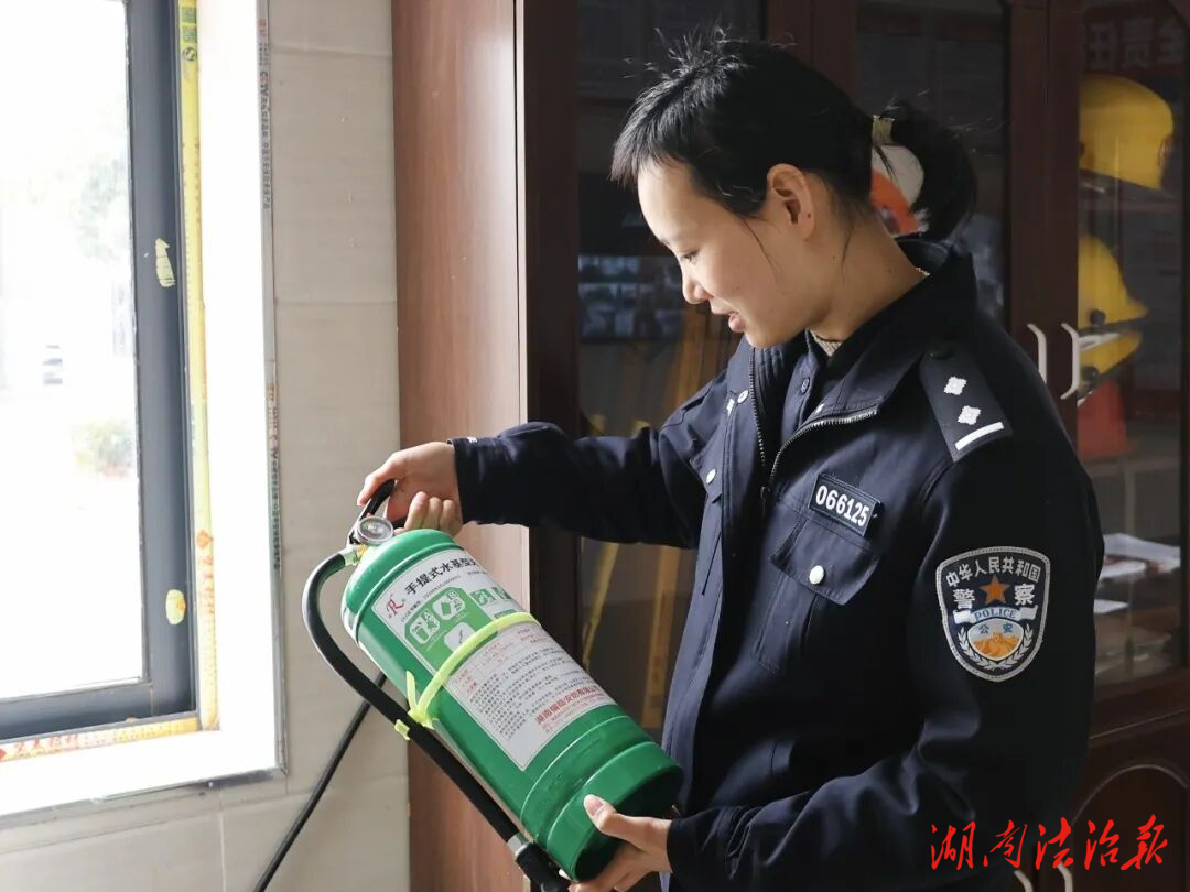 開學(xué)第一天！邵東公安準(zhǔn)時“報到”，全力以 “護”！