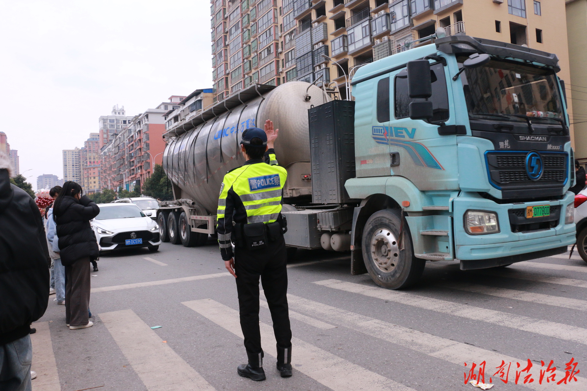 护学岗上新！祁阳学子与“永小警”拍照打卡 厚植交通安全理念