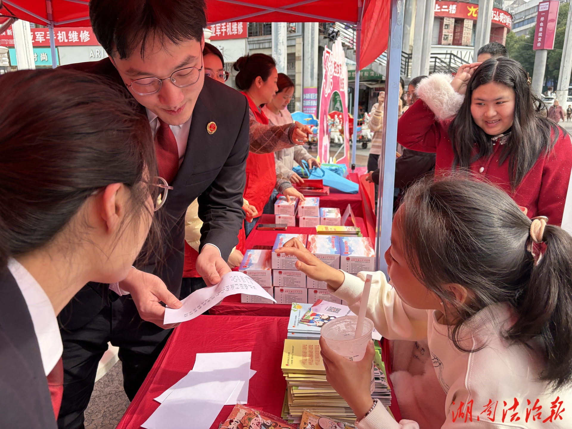 檢徽閃耀護芳華 法治宣傳暖民心  ——赫山區(qū)檢察院積極參與“三八”維權月集中法治宣傳活動