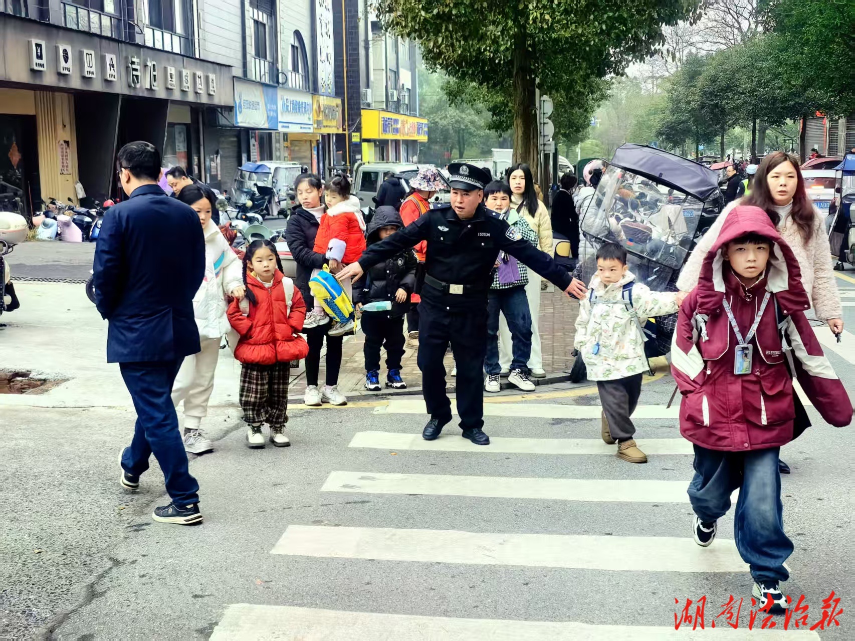 “藏藍(lán)”身影伴學(xué)途，桂陽公安筑牢校園平安“防護(hù)網(wǎng)”