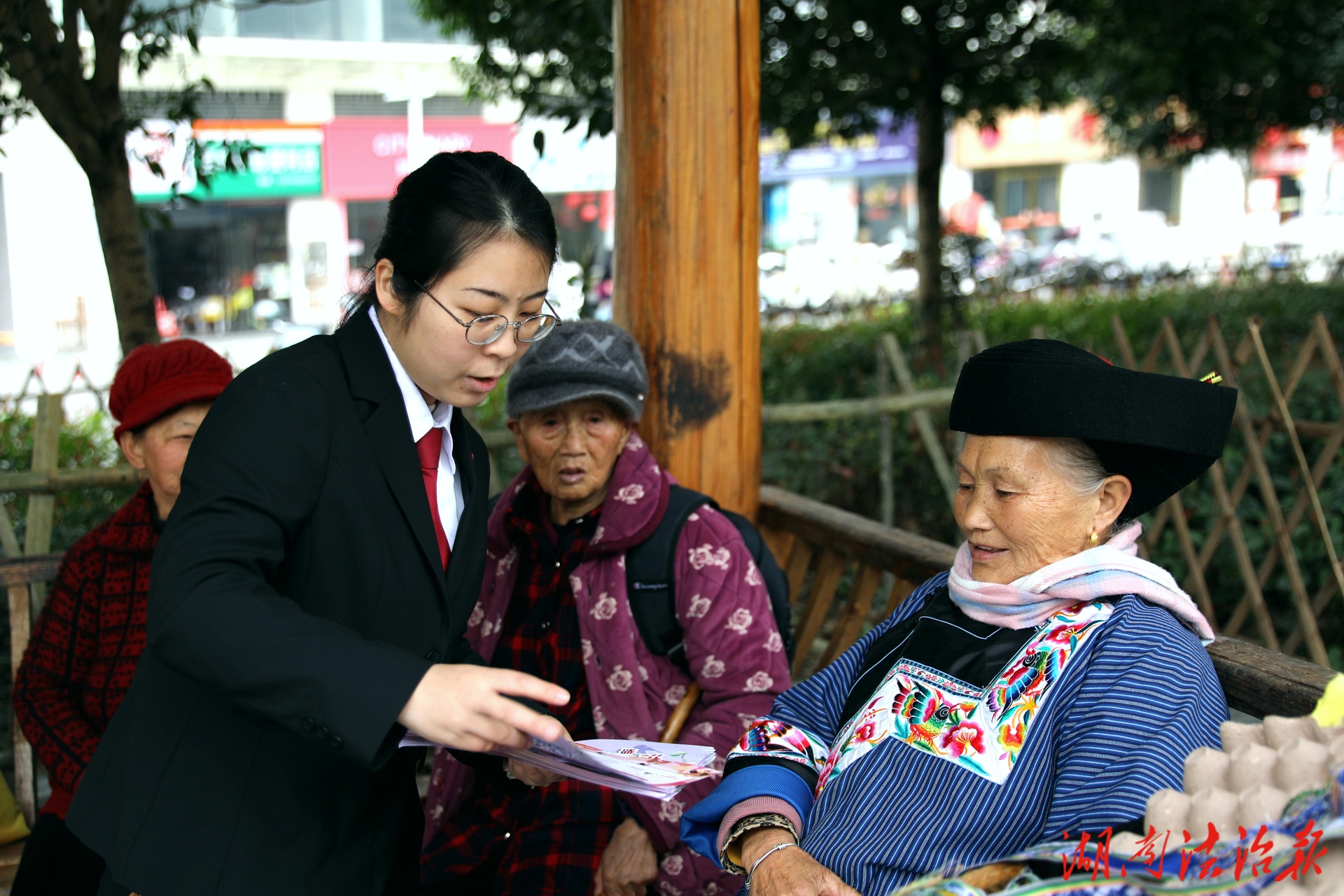 春风送暖 与法同行——保靖县人民法院开展“三八”妇女节普法宣传活动