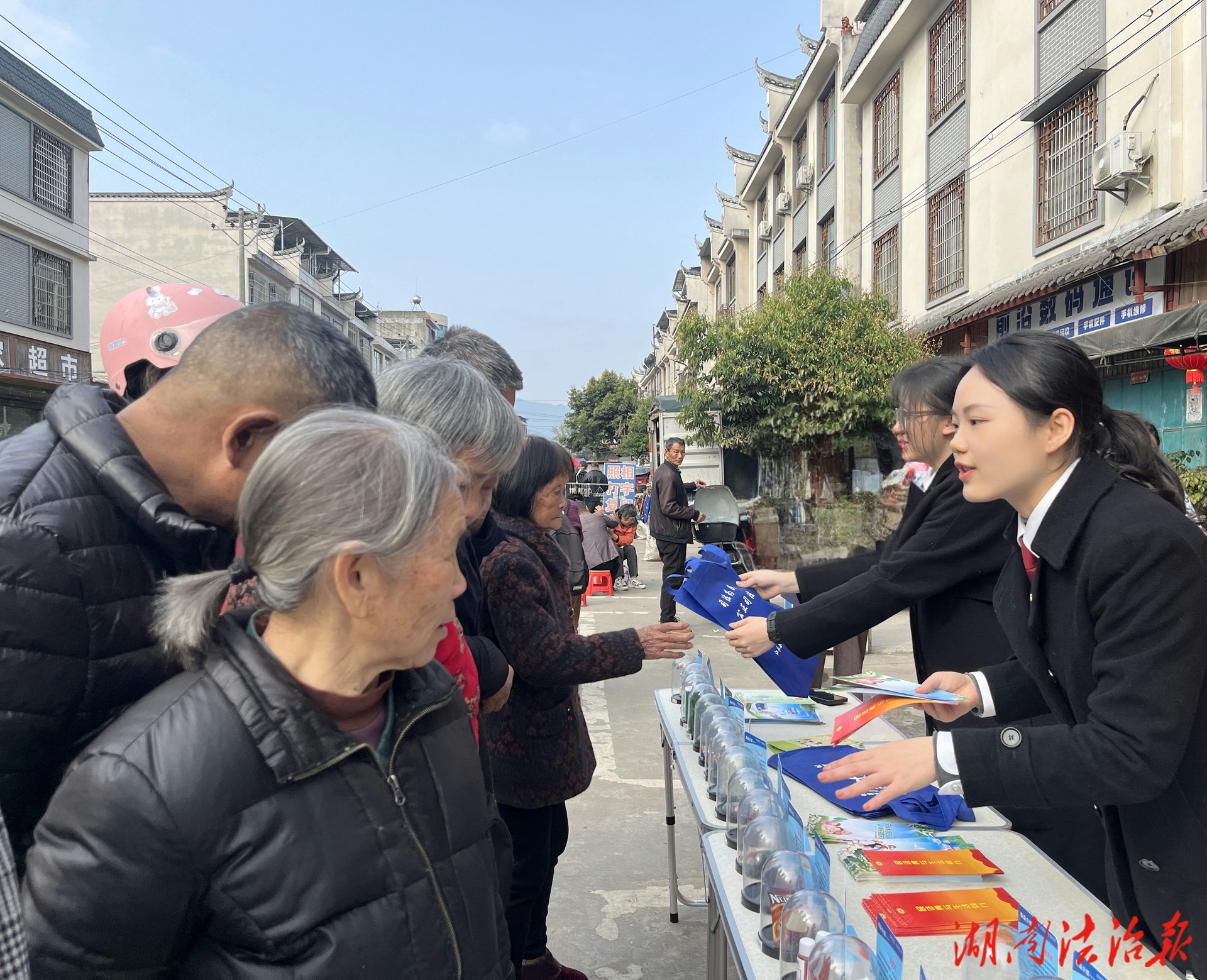 学雷锋践初心 普法下乡护民生