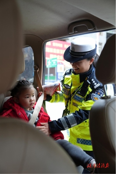 “陪”你上学 “护”你平安