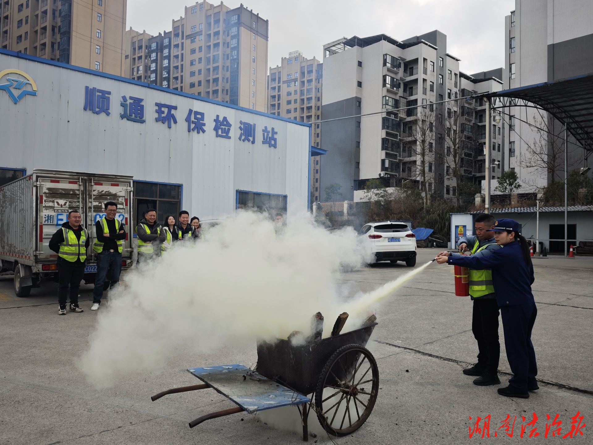 邵陽雙清區(qū)消防救援局深入社會單位開展復(fù)工復(fù)產(chǎn)消防安全培訓(xùn)演練