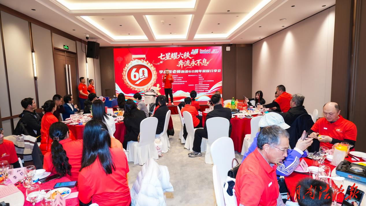 73歲李戰(zhàn)哲迎跑步60周年 以熱愛詮釋奔跑者的永恒少年心