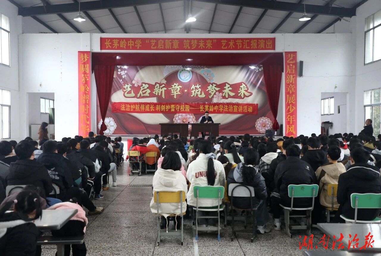 他的法治課剛獲獎，便馬不停蹄趕往下一個課堂……