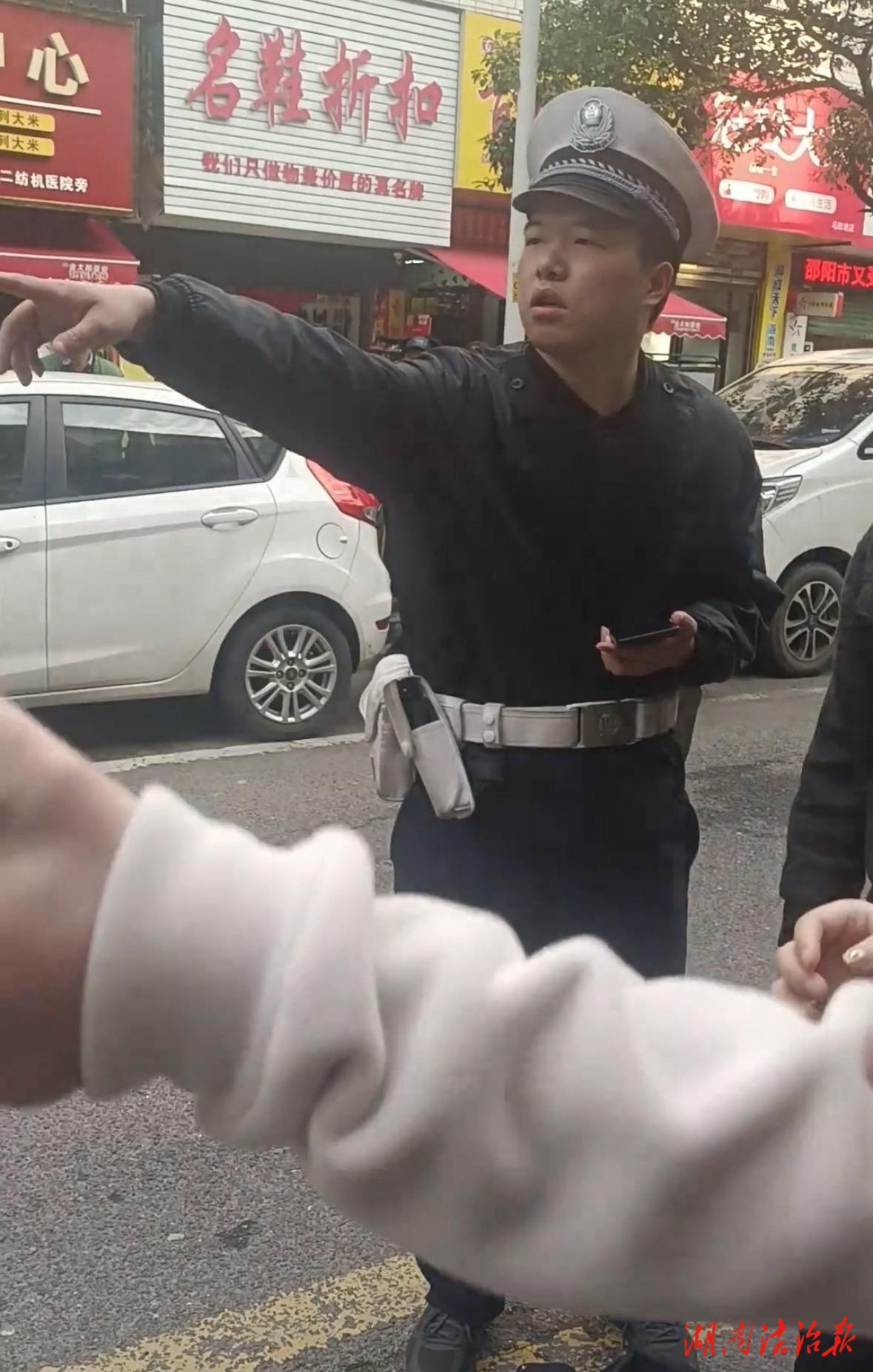 天寒人心暖！邵陽交警脫下警服為傷者御寒