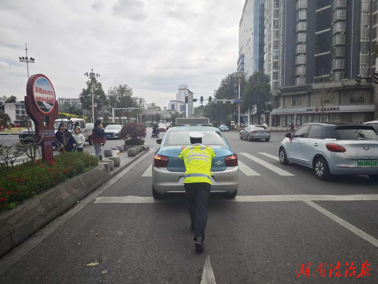 交警助故障出租车“脱困” 快速疏通拥堵路段