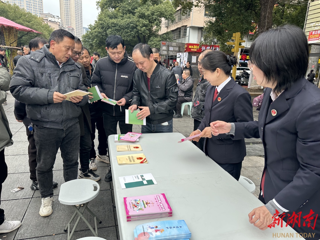 檢徽閃耀巾幗紅 春風(fēng)送法暖人心