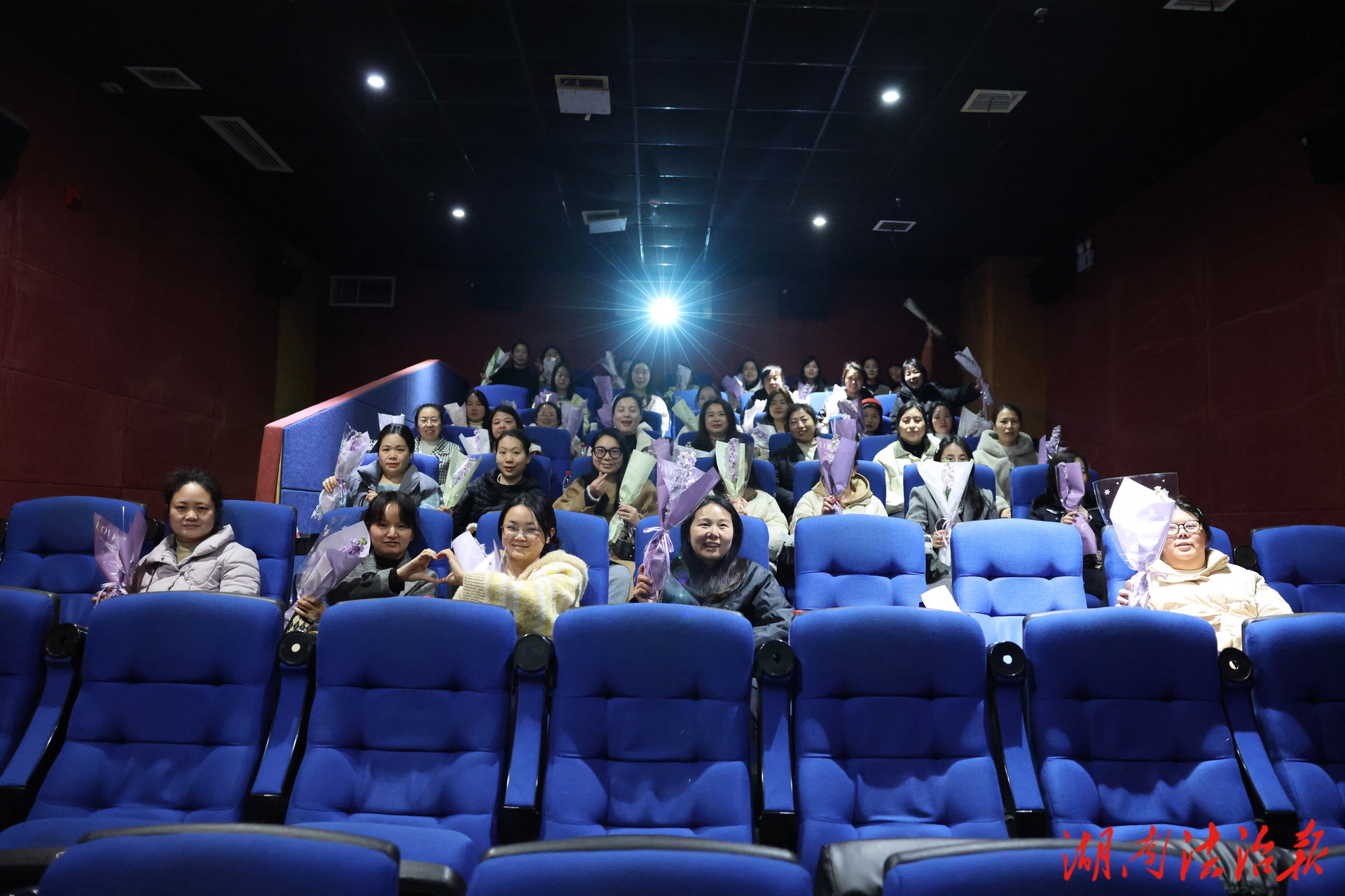 巾幗心向黨 忠誠(chéng)護(hù)平安｜衡山縣公安局開展慶?！叭恕眿D女節(jié)觀影活動(dòng)