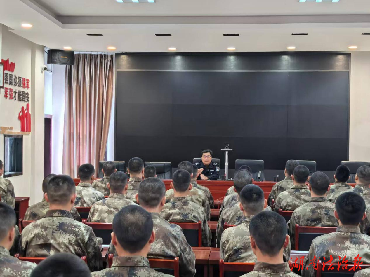 送法进军营 法护从军路 ——凤凰县司法局为预定新兵送上“法治第一课”