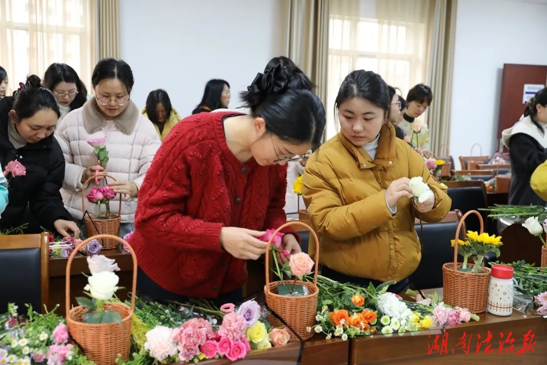 新田法院：芳华映法徽 巾帼绽芬芳