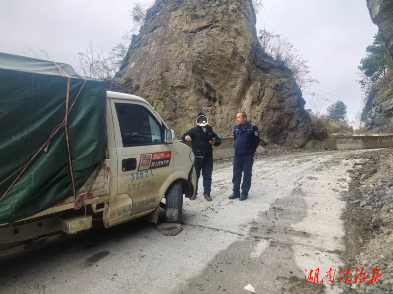 外地司机电车抛锚被困 桂塘所民警及时救援解难