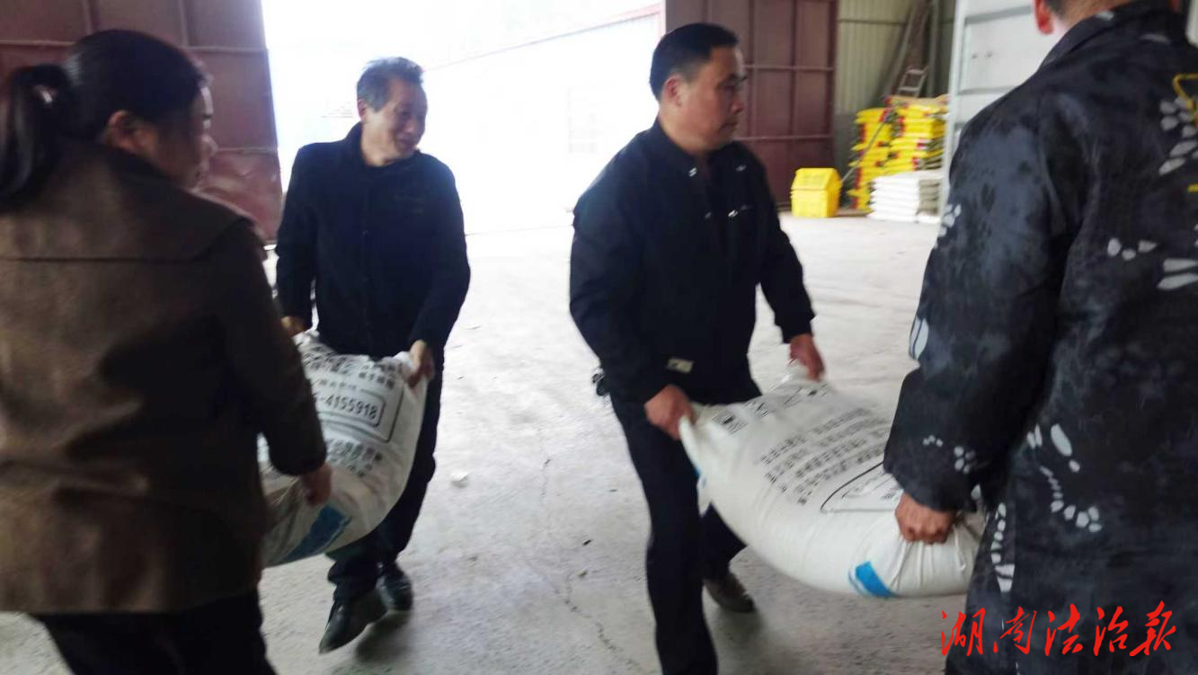 雙峰縣青樹坪鎮(zhèn)：春耕正當(dāng)時 農(nóng)資配送“忙”